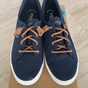 Sperry Top-Sider Crest vibe linen navy. Size 8.5. New with box. Asking $30